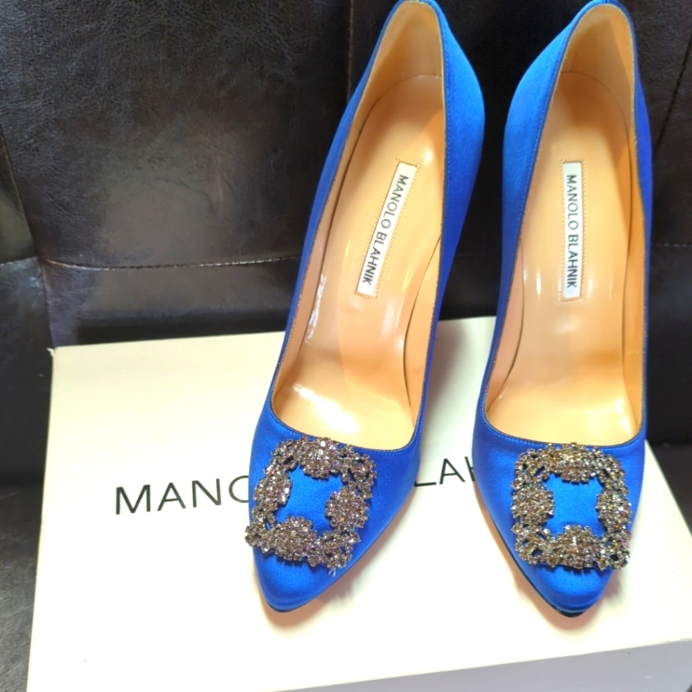 MANOLO BLAHNIK HANGISI Blue Satin Crystal Buckle Kitten Heel Pumps sz 38.5 E4
